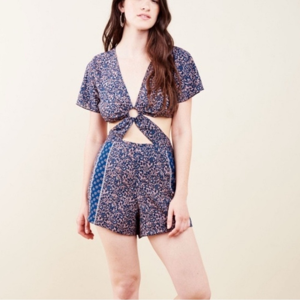 Earthbound Trading Co. Cut Out Boho Center Ring Romper Size M Like New